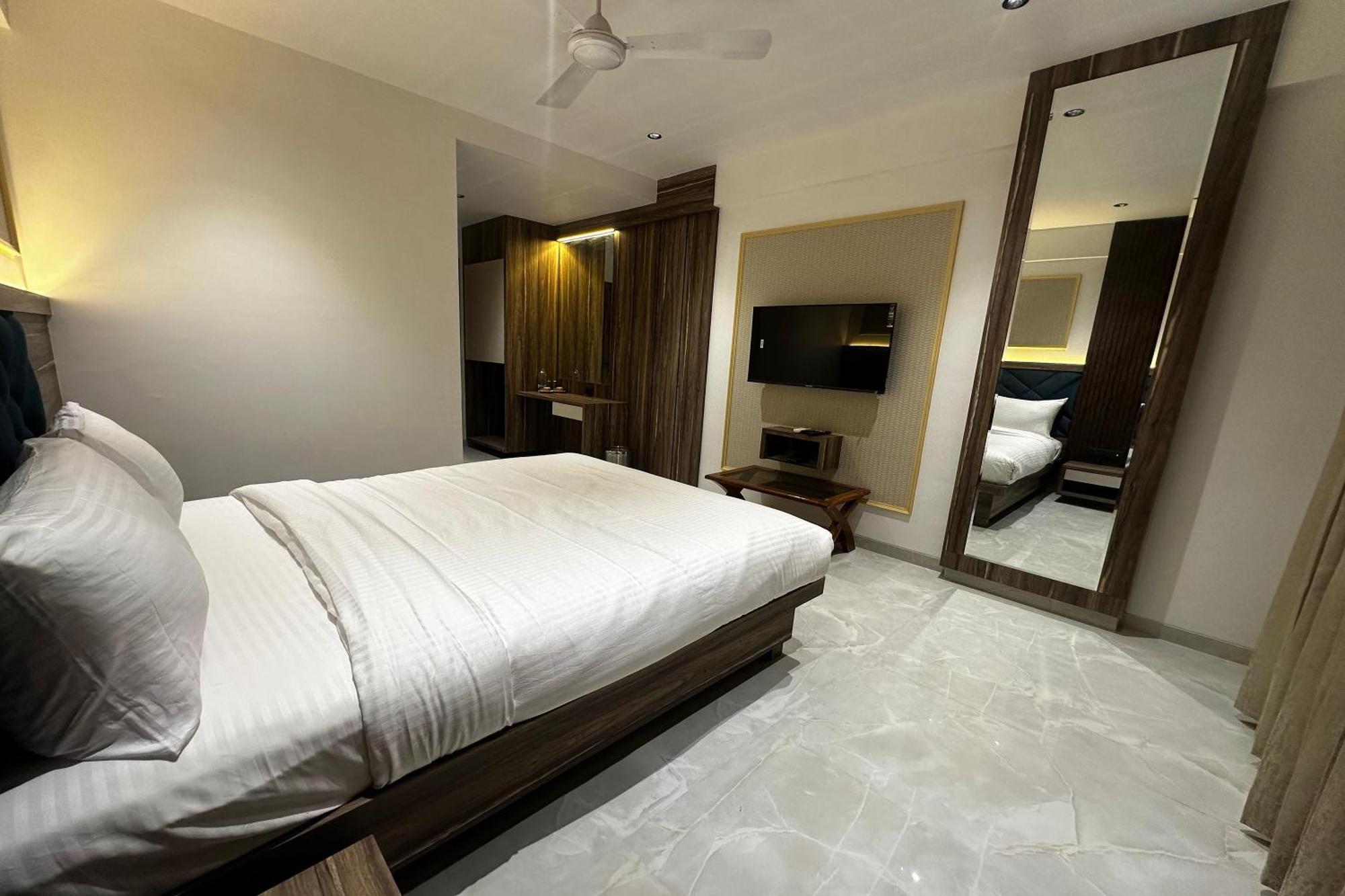 Hotel Kushala Grand, Dombivali Mangrul ภายนอก รูปภาพ