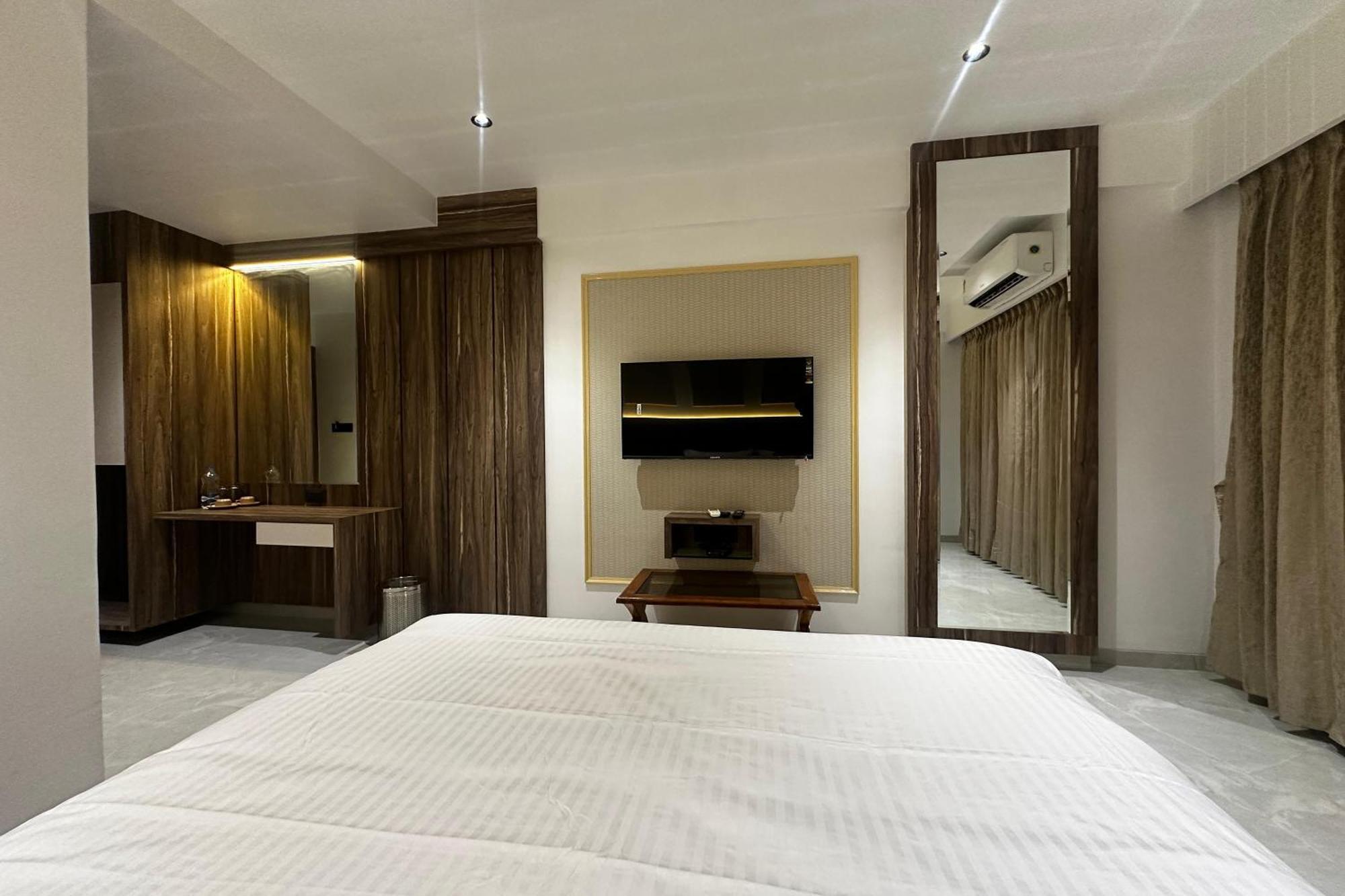 Hotel Kushala Grand, Dombivali Mangrul ภายนอก รูปภาพ
