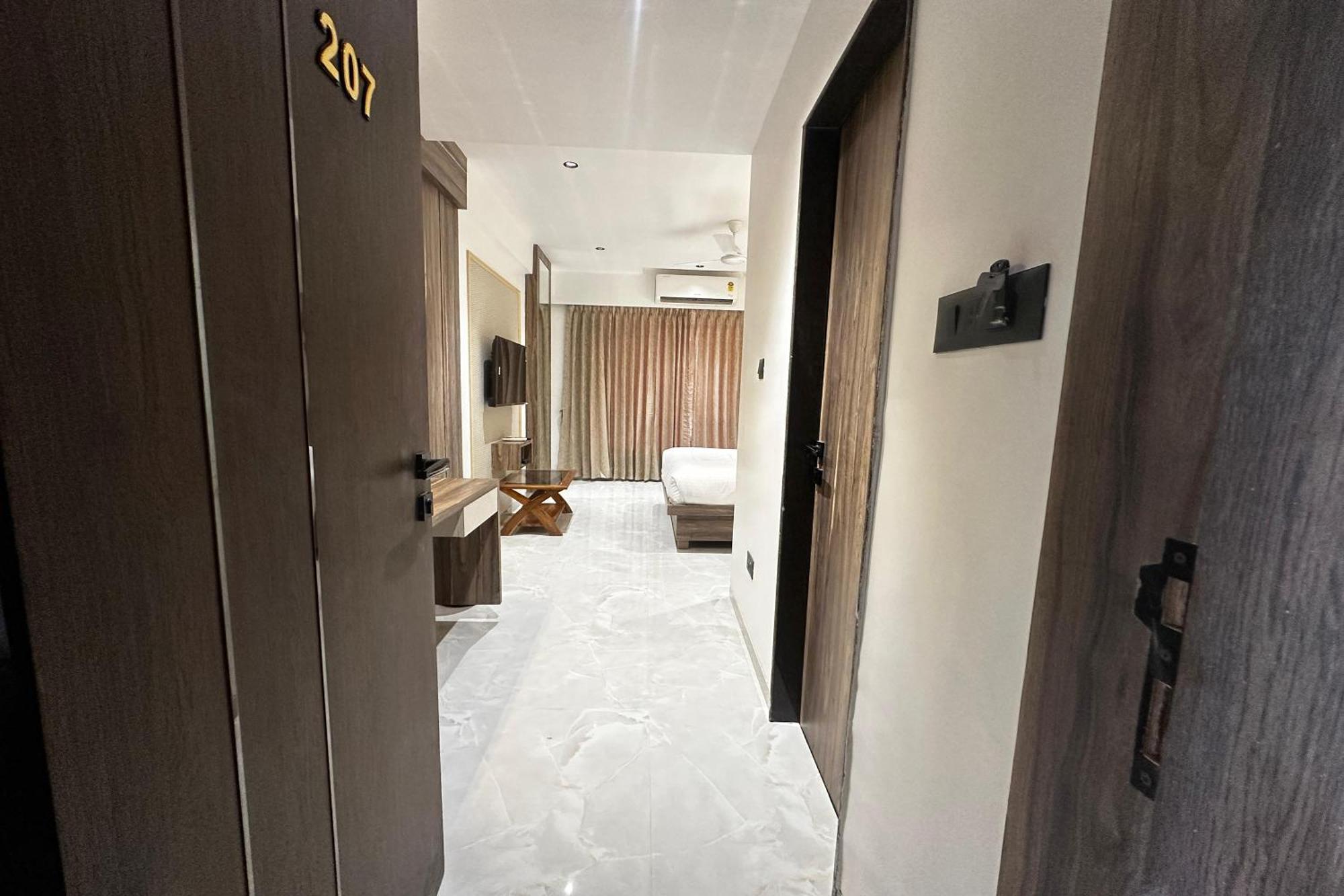 Hotel Kushala Grand, Dombivali Mangrul ภายนอก รูปภาพ