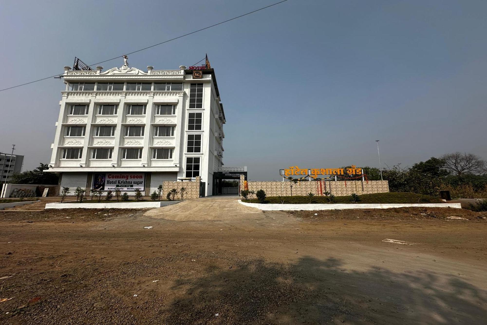 Hotel Kushala Grand, Dombivali Mangrul ภายนอก รูปภาพ