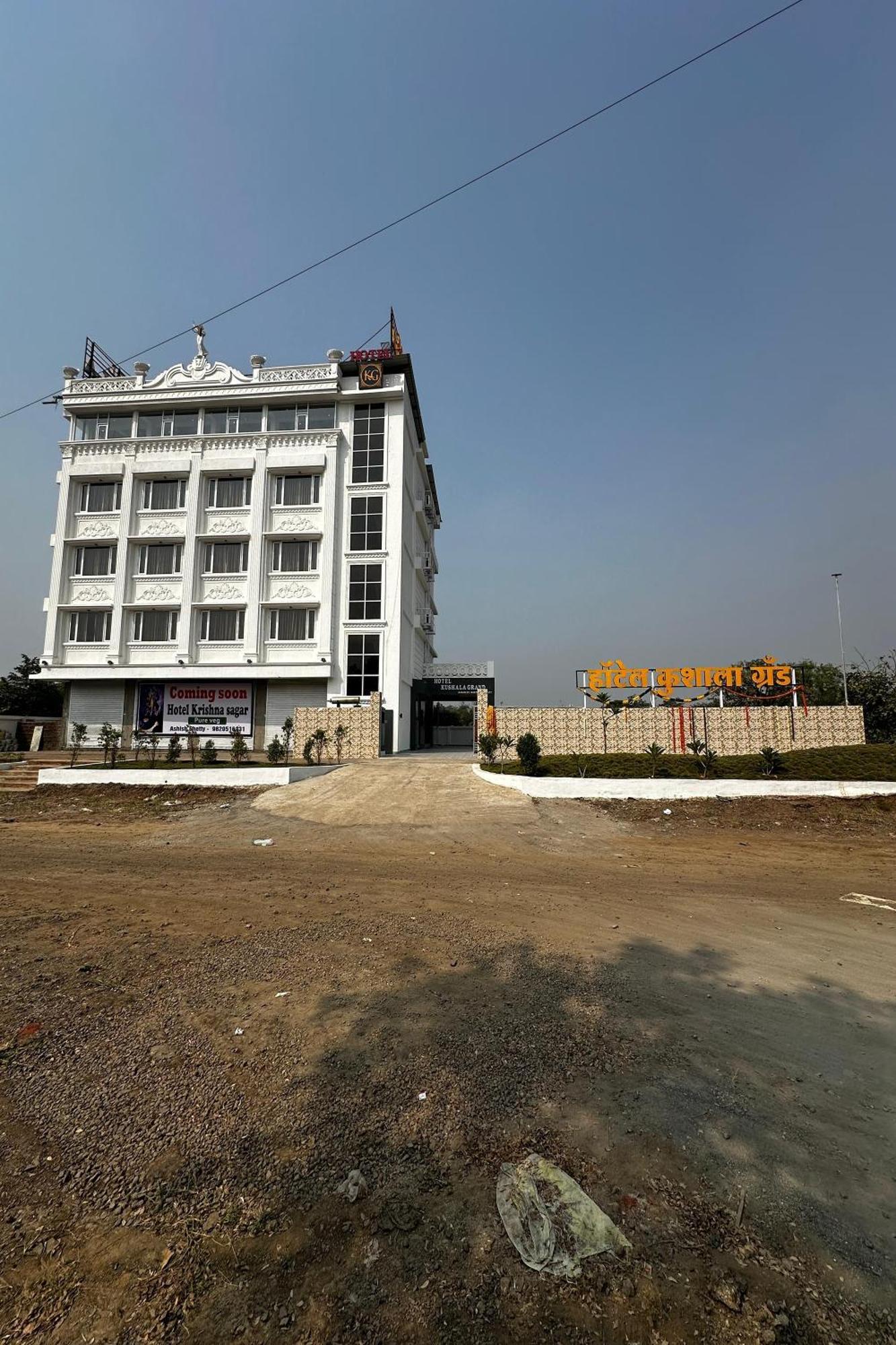 Hotel Kushala Grand, Dombivali Mangrul ภายนอก รูปภาพ