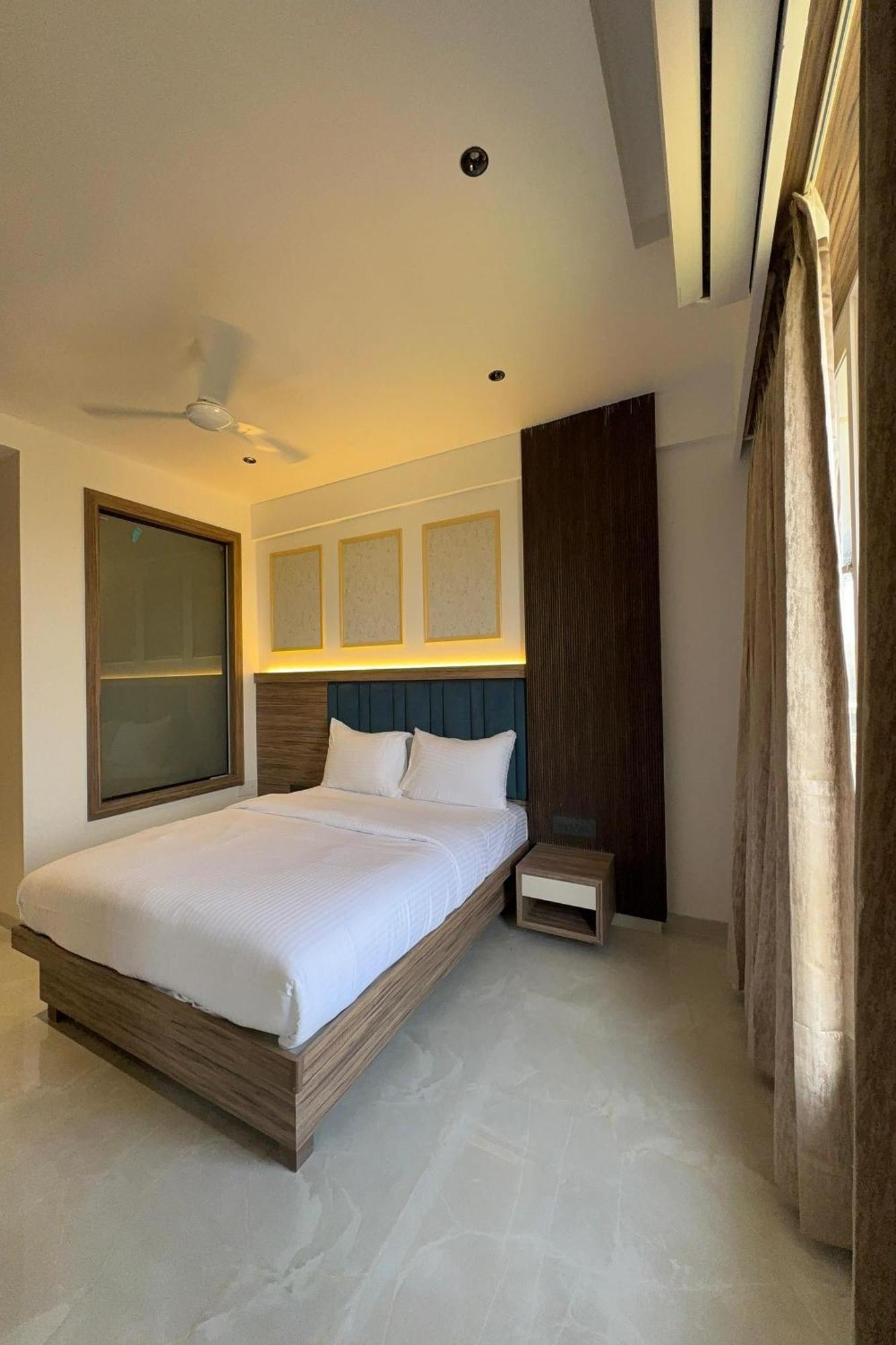 Hotel Kushala Grand, Dombivali Mangrul ภายนอก รูปภาพ